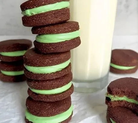 Delicious Homemade Oreos Recipe with Vanilla Frosting